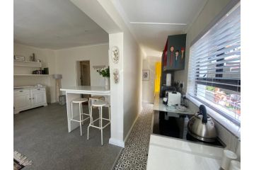 Walmer Cottage - Pet friendly - Garden & Barbeque Guest house, Cape Town - 3