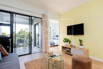 Warm Contemporary 2-bedroom apartment- Blouberg, Cape Town Apartment, Cape Town - 2