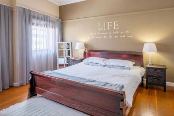 Warm two-bedroom in the City Center Apartment, Cape Town - 5
