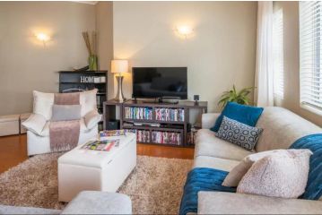 Warm two-bedroom in the City Center Apartment, Cape Town - 4