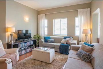 Warm two-bedroom in the City Center Apartment, Cape Town - 2