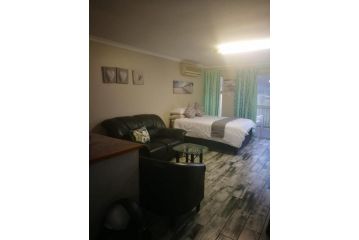 Wild Rocks Guest house, Richards Bay - 4