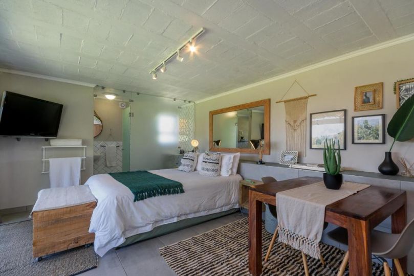 Wildlife Retreat on a Wine-Farm Farm stay, Stellenbosch - imaginea 5