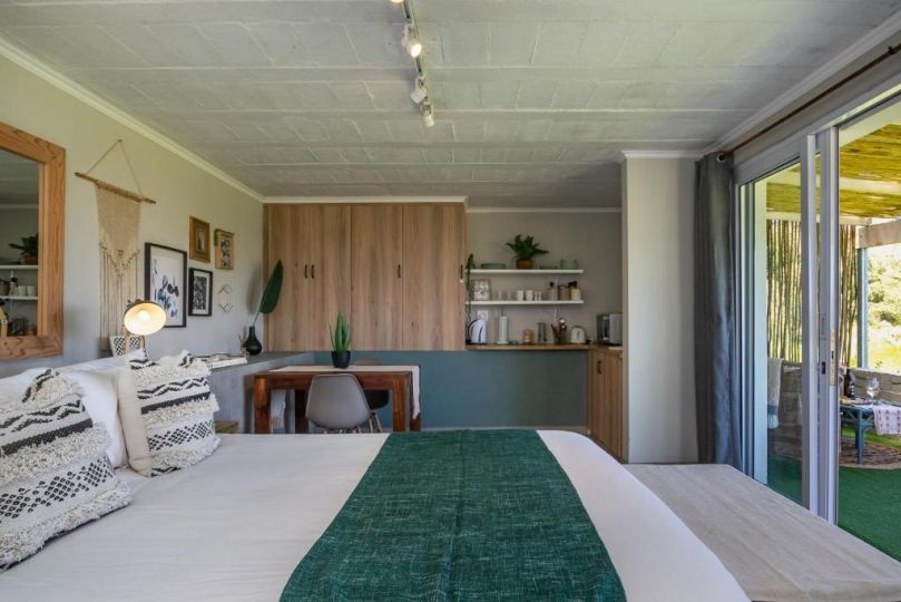 Wildlife Retreat on a Wine-Farm Farm stay, Stellenbosch - imaginea 7