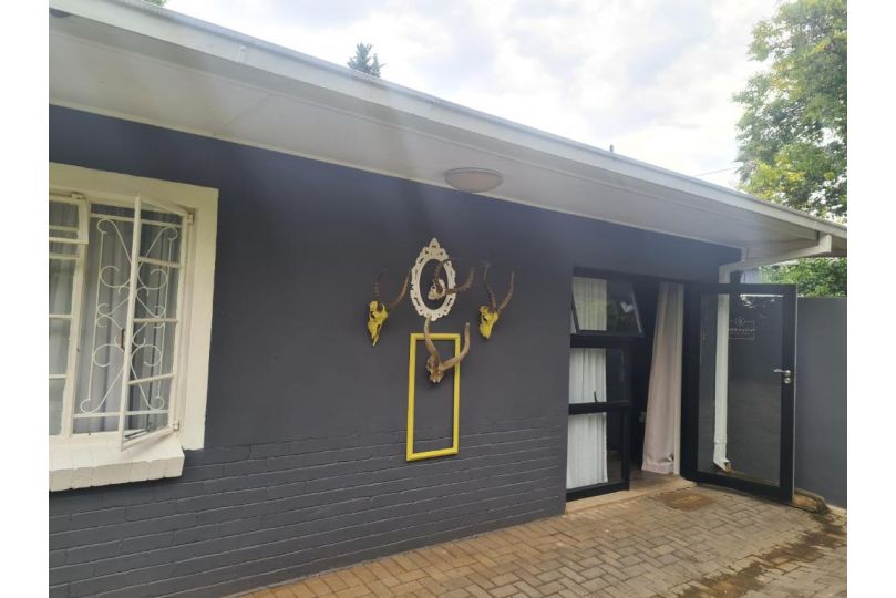Yellow Door Apartment, Bloemfontein - imaginea 1